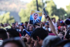 Miles de venezolanos se reúnen en la capital chilena en apoyo de Guaidó