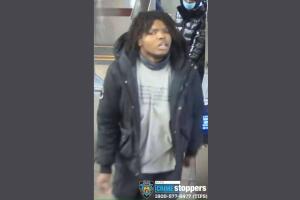 Policía busca a otro sospechoso de la golpiza de un meteorólogo en el metro de NY