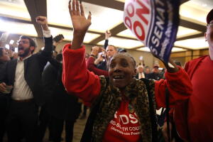 Mujer celebra en Alabama