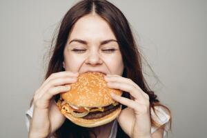 mujer-comiendo-hamburguesa.jpg