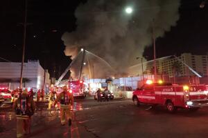 Incendio en un almacén de distribución en Boyle Heights, en Los Ángeles