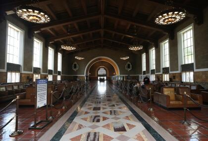 Así luce Union Station, uno de los centros de transporte más importantes de Los Ángeles. <br>La estación solía estar abierta al público, pero ahora está abierta solo a pasajeros con boleto. <br> <br>