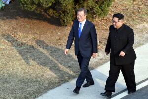 El presidente de Corea del Sur, Moon Jae-in (izquierda) y el líder norcoreano Kim Jong-un (derecha) en la histórica reunión de Panmunjom, en Corea del Sur el 27 de abril de 2018. 