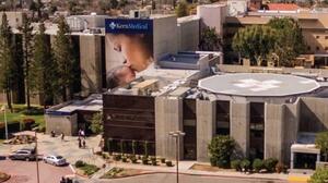 Policía dispersa muchedumbre violenta en el hospital Kern Medical en Bakersfield