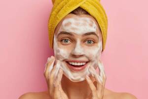 mujer-con-rostro-limpio-con-espuma.jpg