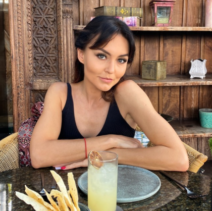 “Yo admiro muchísimo a las mamás y voy a hablar de un ejemplo cercano, por ejemplo, mis amigas actrices. Si yo tengo una carga de trabajo y además tengo que llegar a casa, atender a mí, atender la casa y además atender a mi novio y admiro esa responsabilidad que pueden tener las mujeres actrices, las mujeres a lo que se dediquen que además tienen que llegar a casa atender a sus hijos, mis respetos”, comentó Boyer.
<br>