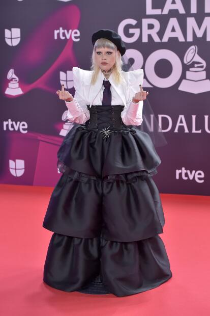 La cantante Bruses en la alfombra roja de los Latin GRAMMY 2023.