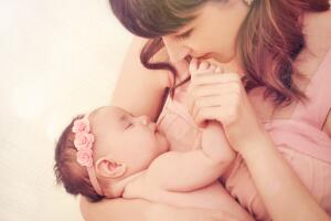mama-bebe-recien-nacida.jpg