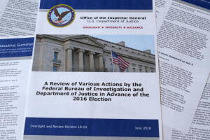 Los mensajes de texto se dieron a conocer en el marco de la publicación del informe sobre cómo actuó el exdirector del FBI James Comey investigando a Hillary Clinton.