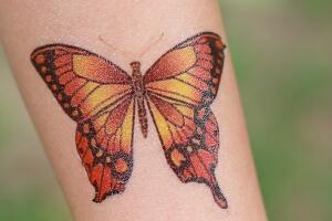 tatuaje-mariposa-amarilla-naranja.jpg