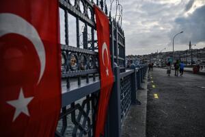 Peatones caminan por el puente Galata, en el distrito Karakoy de Estambul, Turquía, el 19 de diciembre del 2020.
