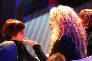 Shakira y Piqué con Milan y Sasha en una entrega de premios.