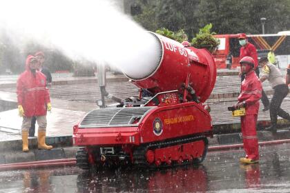 <b>Desinfectante a chorros. </b> Bomberos rocían masivamente líquido para matar el coronavirus en Yakarta, Indonesia, el domingo 22 de marzo.