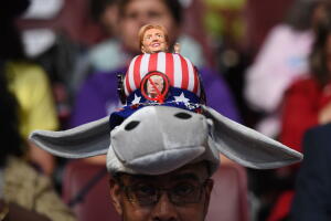Para algunos estrategas la clave pasa por no prestar tanta atención a Donald Trump y olvidarse ya de la derrota de Hillary Clinton en 2016.