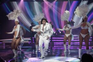 El "incalificable" estilo de Albertano para cantar y bailar 'Macumba'