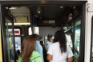 Pasajeros se suben a transporte de CTA.