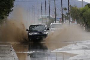 Vias inundadas aumentan riesgos de accidentes