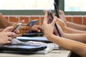 Nueva ley en California restringirá el uso de celulares en escuelas desde el 1 de julio.