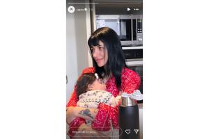 Cazzu se dejó ver con su pequeña Inti en brazos.