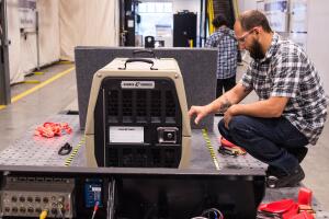 Como asegurar mascotas dentro de un carro