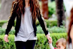 Camila Sodi y sus hijos