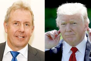 El embajador británico Kim Darroch habla en la embajada del Reino Unido para conmemorar la inauguración presidencial de Trump en enero de 2017, en Washington, DC.