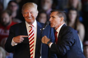 Donald Trump junto al genral restirado Michael Flynn en plena campaña presidencial, el 18 de octubre de 2016 en Colorado. 