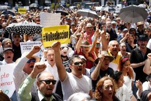 Miles de mexicanos marchan por desacuerdo de políticas de nuevo gobierno