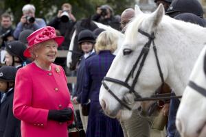 Reina Isabel II y los caballos