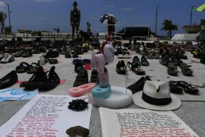 Cientos de zapatos adornan Capitolio en San Juan por muertos por ciclón María