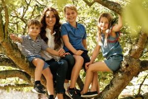 Kate Middleton, a princesa de Gales, com os filhos, Louis, George e Charlotte