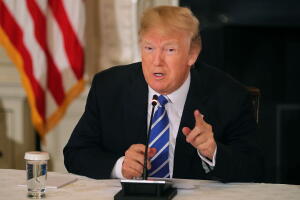 El presidente Trump advierte que las acusaciones contra dos de sus excolaboradores "destruyen vidas y carreras", pero no ha expresado solidaridad con las supuestas víctimas.