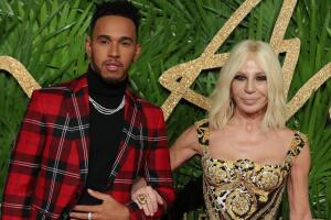 Lewis Hamilton es un cercano a Donatella Versace y suele asistir a los eventos de esa casa de modas.
