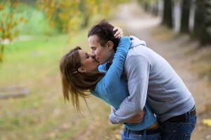EiffelCoupleKissing.jpg