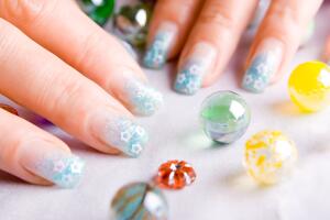Uñas acrílicas decoradas_0.jpg