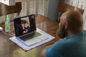 Jason Rochester habla con su esposa Cecilia González via Facetime desde Roswell, Georgia, en junio de 2021. 