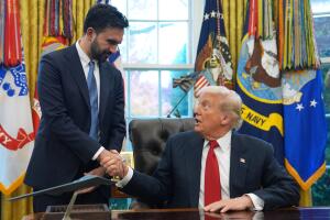 El presidente Donald Trump estrecha la mano del alcalde electo de la ciudad de Nueva York, Zohran Mamdani, en el Despacho Oval de la Casa Blanca, el viernes 21 de noviembre de 2025, en Washington. 