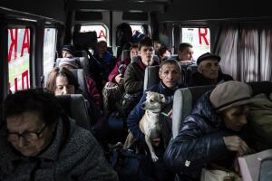 Un grupo es evacuado en autobús de la región de Donbas, en el este de Ucrania, este sábado 30 de abril. 