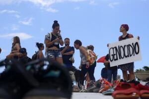 Cientos de zapatos adornan Capitolio en San Juan por muertos por ciclón María