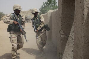 Tropas de Chad, país vecino de Níger, participan en un ejercicio supervisado por militares de EEUU.