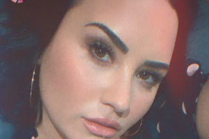 demi lovato panza 5.png