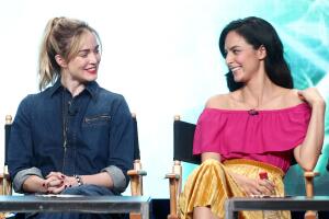 Caity Lotz y Tala Ashe