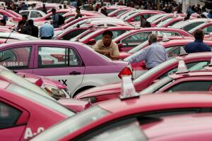 Protesta de taxistas en Ciudad de México contra plataformas digitales