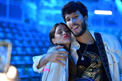 A Los Besos Sebastian Yatra Y Tini Stoessel Derrochan Amor En Los Ensayos De Premios Juventud Premios Juventud Univision