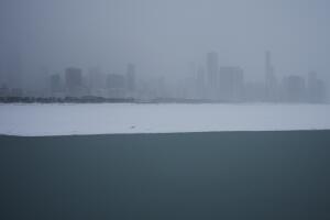 El lago Michigan está cubierto de nieve con el horizonte de fondo en Chicago.
