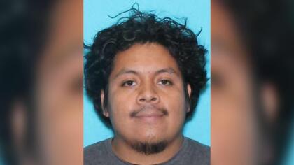 Mario Daniel Valdes Pacheco, de 25 años, se busca por abuso sexual con agravantes en contra de un niño de 10 años del cual comenzó a abusar desde que el pequeño tenia 4 años en 2011. Mide 5 pies 5 pulgadas de estatura, pesa 180 libras, tiene ojos cafés y cabello negro un poco largo. Podría usar el alias de Danny Valdes.