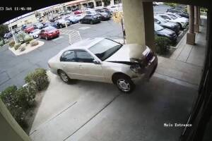 Mujer se estrella contra edificio y un hombre se salva de ser arrollado en Chandler