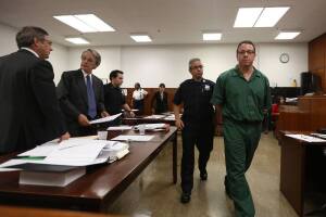 El abogado solicitó un nuevo juicio en el cual declaró uno de los muchachos que acompañaban a Johny la noche del crimen. Otra testigo, Mary Luz Santana, apareció el último día y dijo que lo vio todo. Ella había querido declarar, pero su madre no se lo permitió.  25 años después cuando vio a Hincapie en los titulares, no pudo callar más.