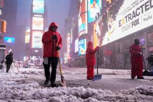 Tormenta invernal histórica paraliza Nueva York con nieve y fuertes vientos.