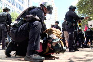 Arrestan a manifestantes durante protesta contra la convención republicana en Dallas